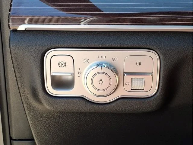 Used 2022 Silver Mercedes-Benz 4MATIC® image 16