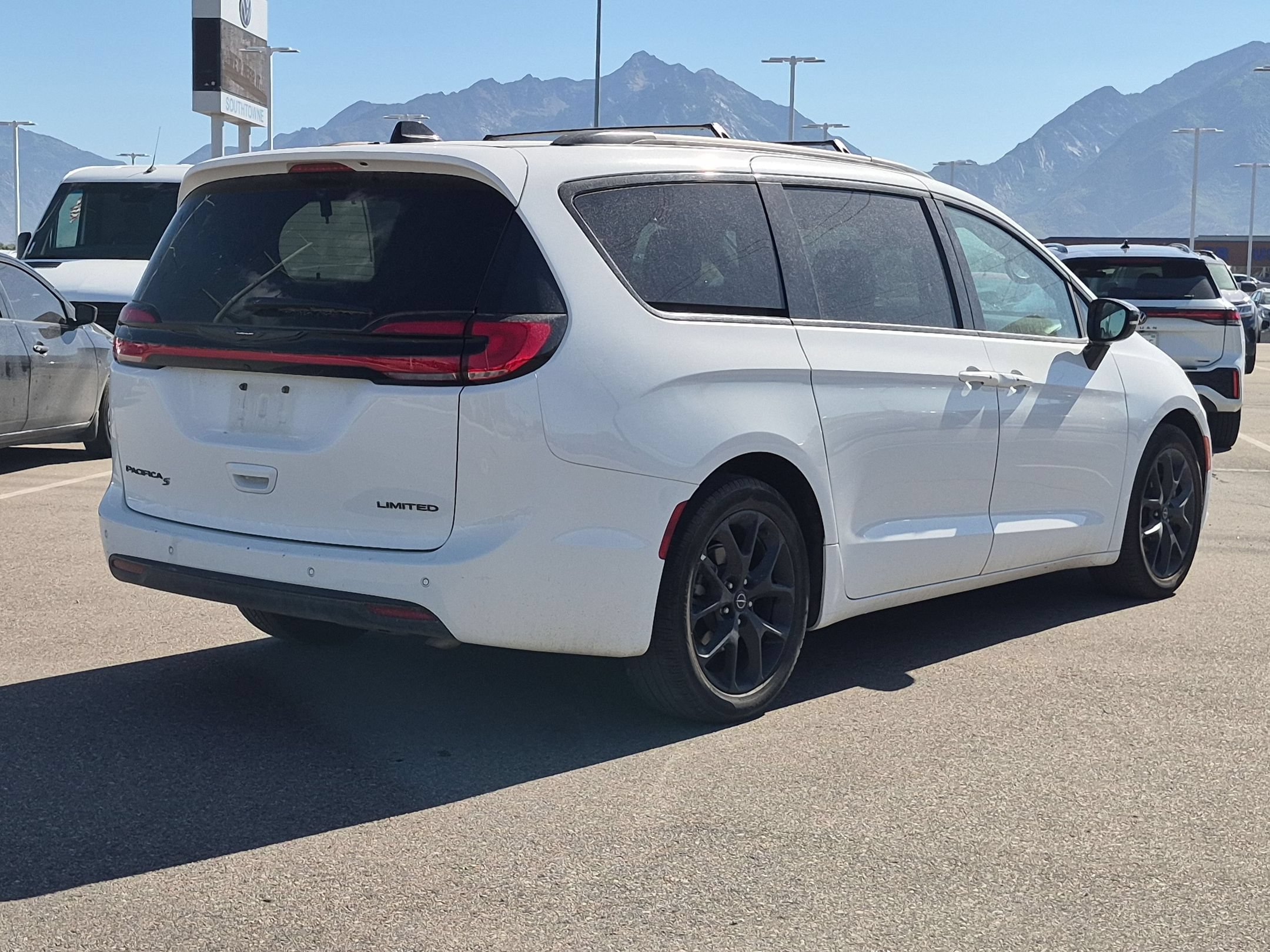 Used 2025 Bright White Clearcoat Chrysler Limited image 3