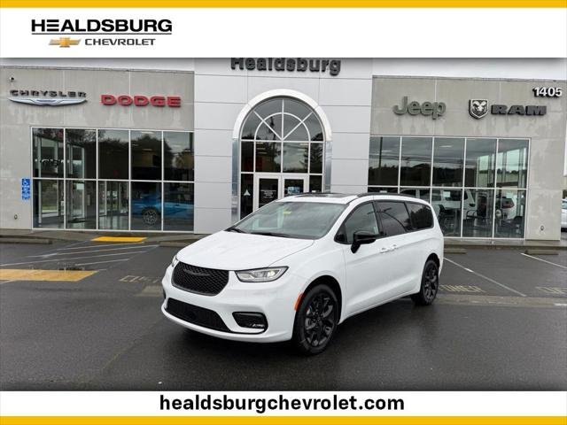 2026 Chrysler Pacifica Limited AWD's photo