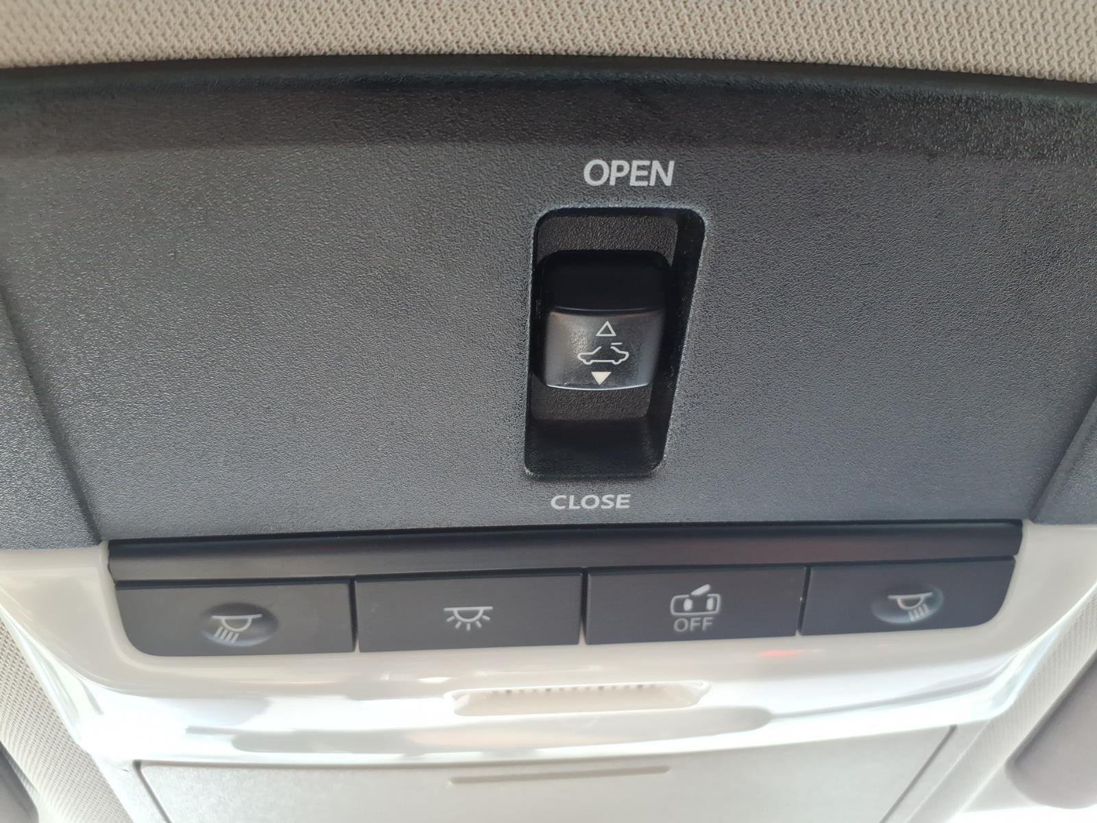 Used 2019 Super Black Nissan 2.5 SV image 11
