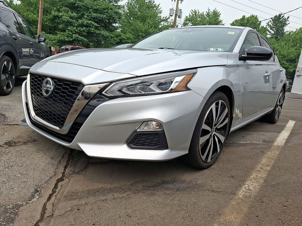 Used 2022 Silver Nissan 2.5 SR image 3
