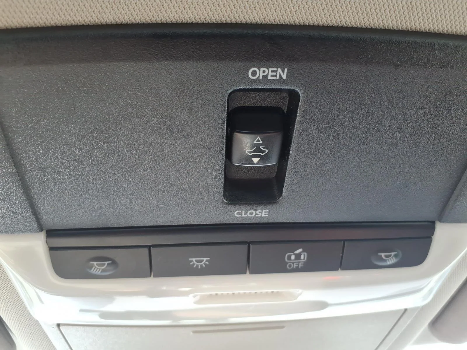 Used 2019 Super Black Nissan 2.5 SV image 11