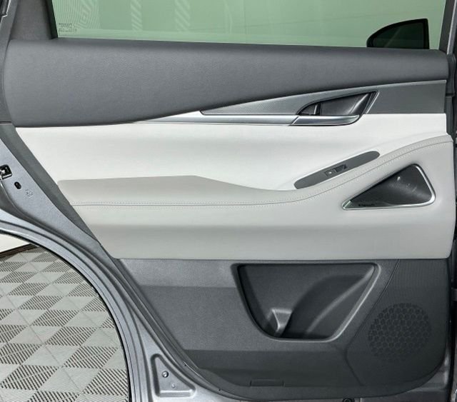 New 2027 GRAPHITE SHADOW INFINITI Luxe FWD image 17