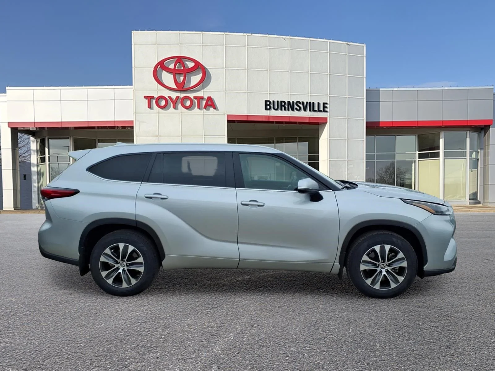 Used 2023 Toyota Highlander XLE with VIN 5TDKDRBH0PS510635 for sale in Burnsville, Minnesota