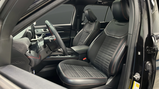 Used 2025 Agate Black Metallic Ford ST-Line image 9