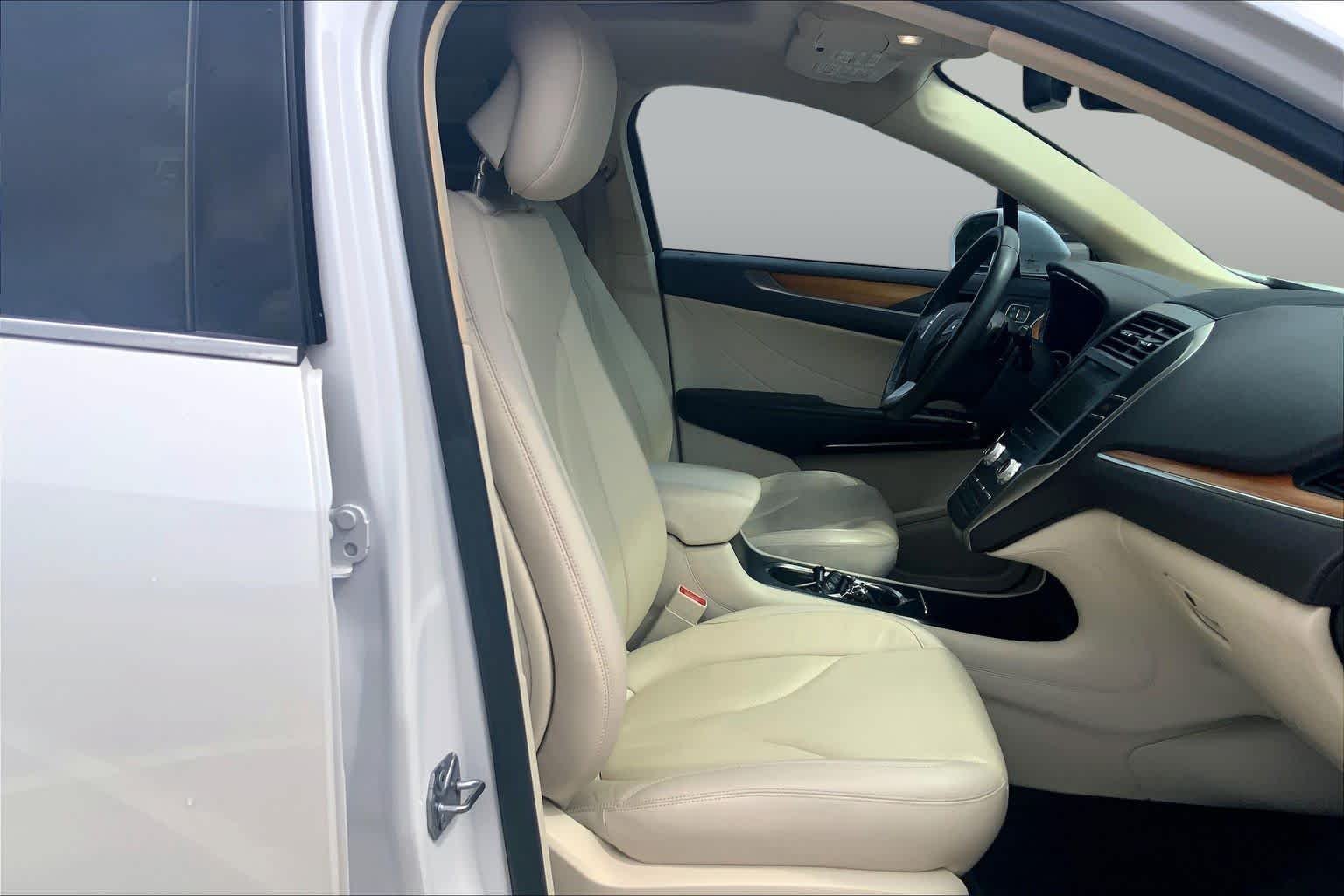 Used 2016 White Platinum Metallic Tri-Coat Lincoln Reserve image 9