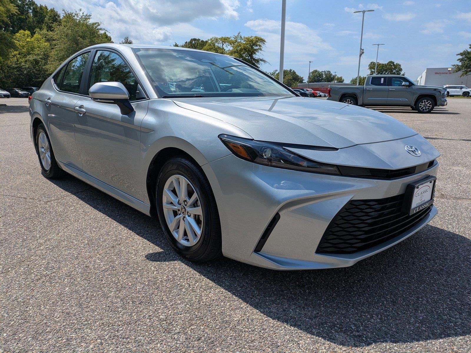 Used 2025  Toyota SE image 2