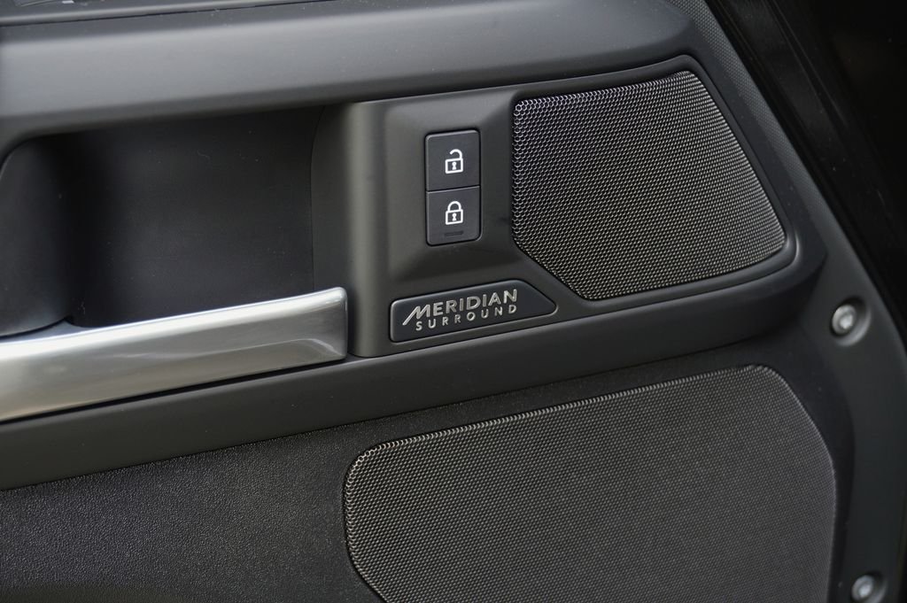 New 2026 Santorini Black Land Rover X-Dynamic SE image 11