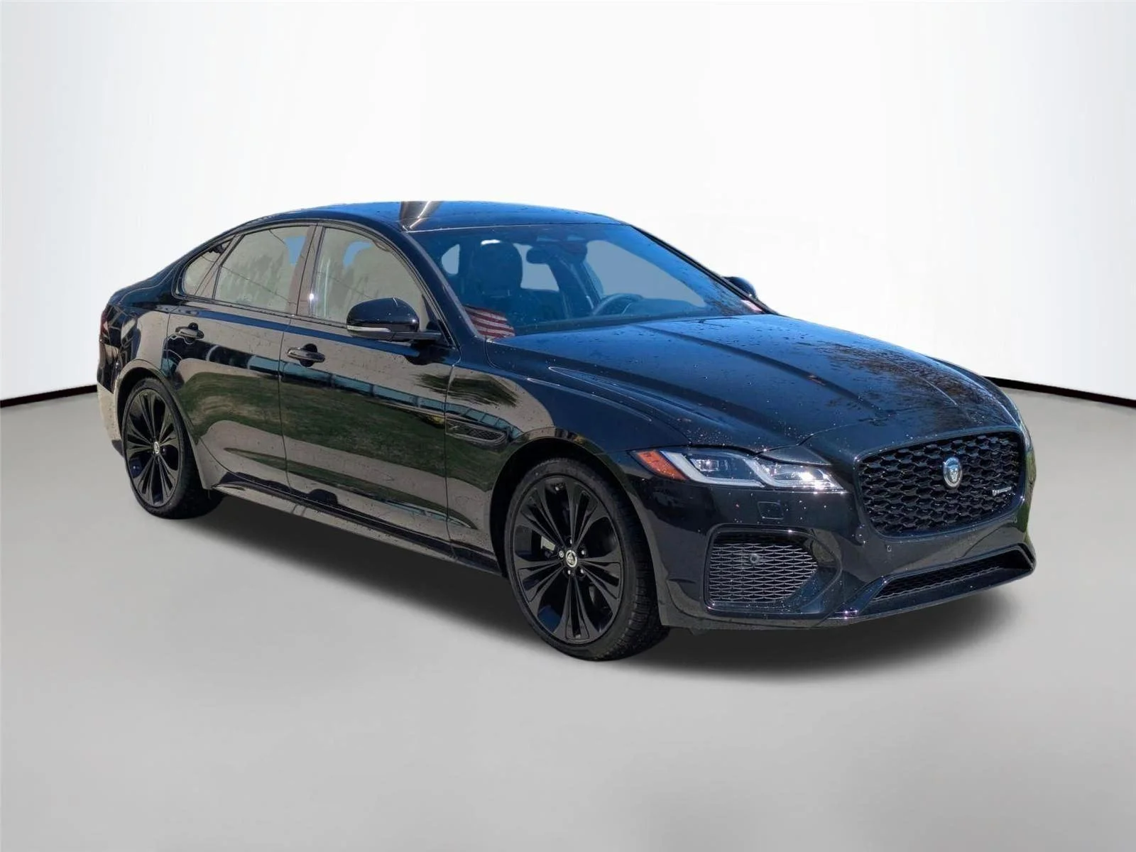 Used 2024 Santorini Black Metallic Jaguar R-Dynamic SE image 3