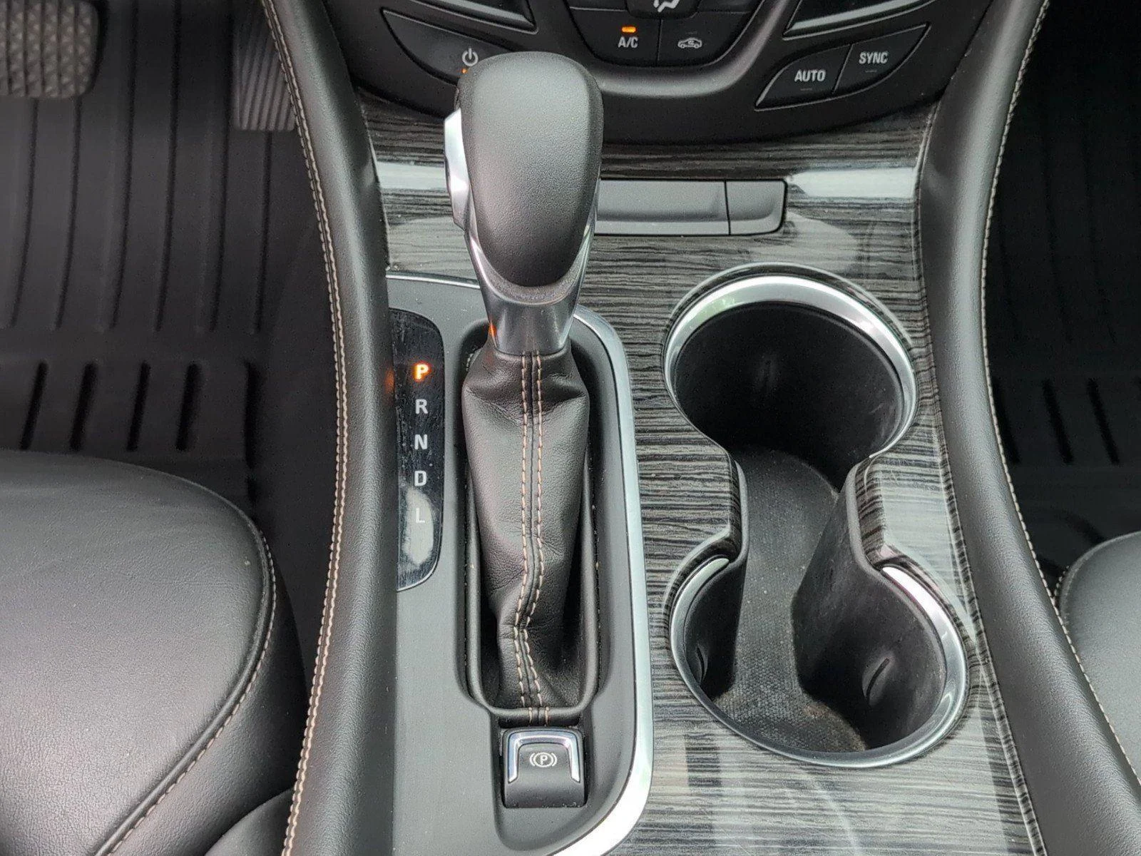Used 2018 SUMMIT WHITE Buick Essence image 25