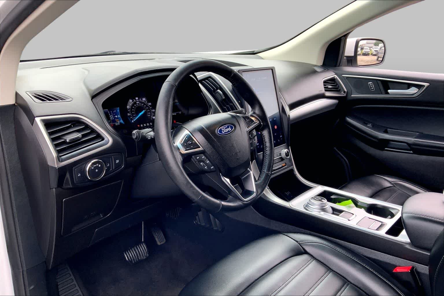 Used 2022 Oxford White Ford SEL image 16