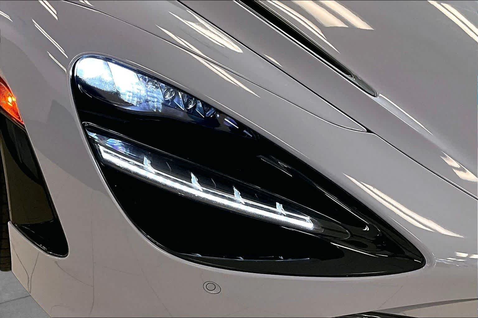 Used 2021 Ceramic Grey McLaren Performance image 23