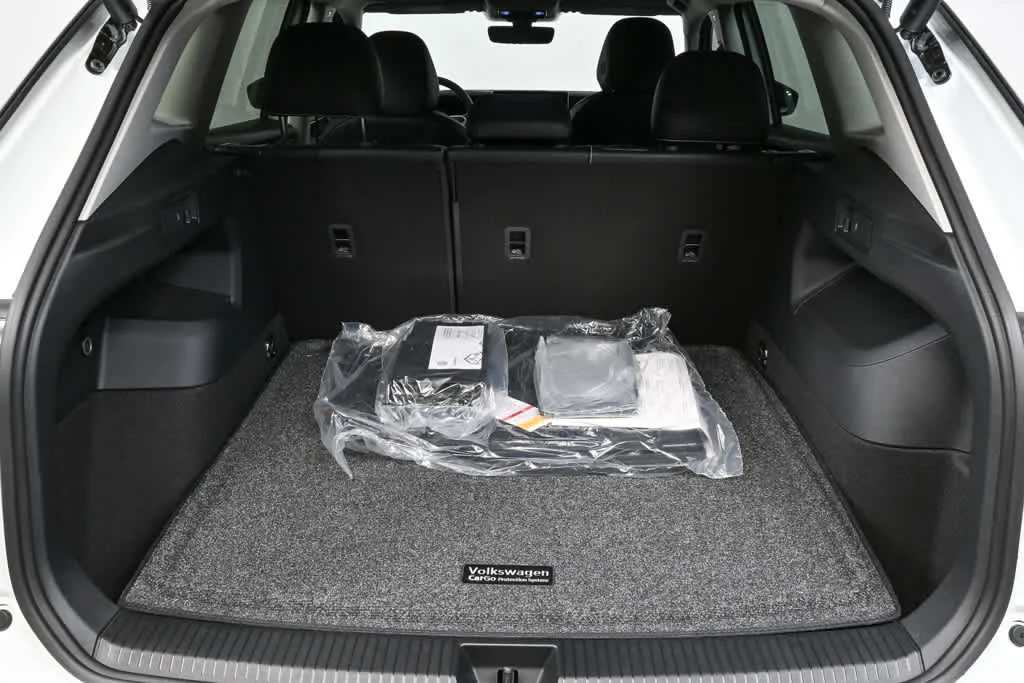 New 2026 Pure White Volkswagen SE image 25