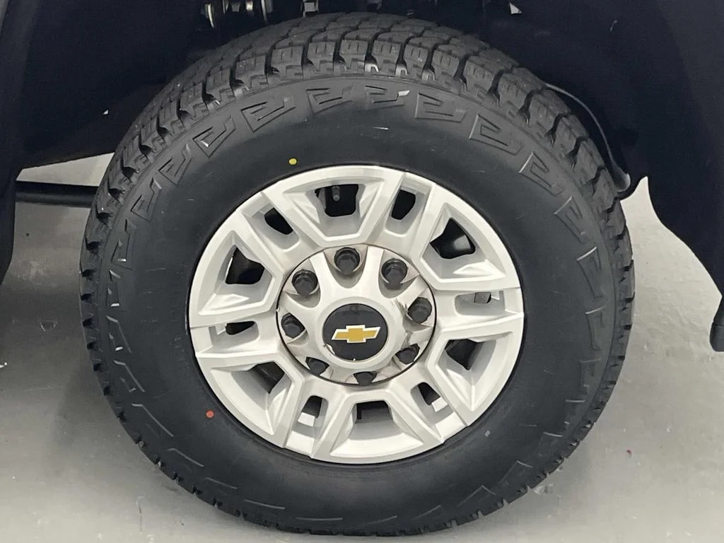 Used 2025 Summit White Chevrolet LT image 9