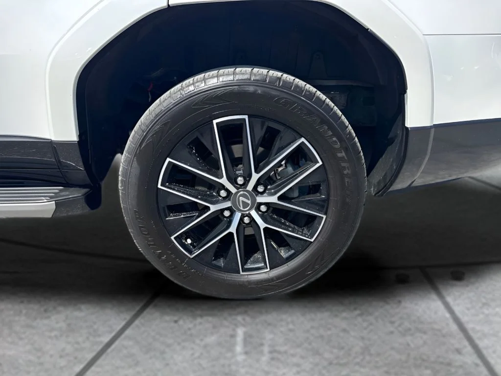 Used 2025 White Lexus 550 Premium+ image 27