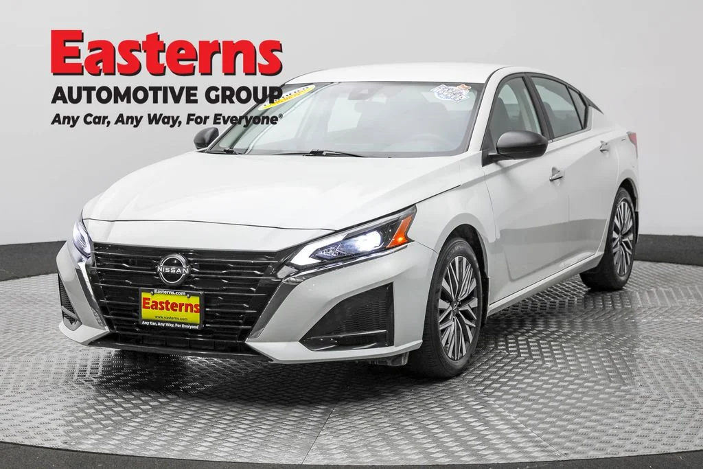 Used 2024 White Nissan 2.5 SV image 1