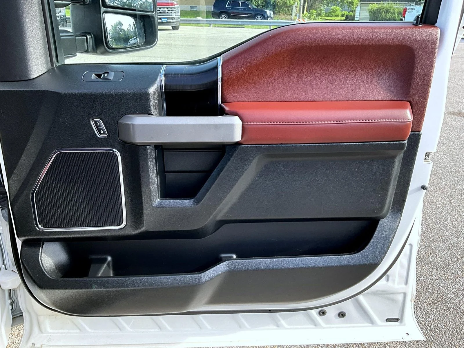 Used 2018 White Ford Platinum image 21