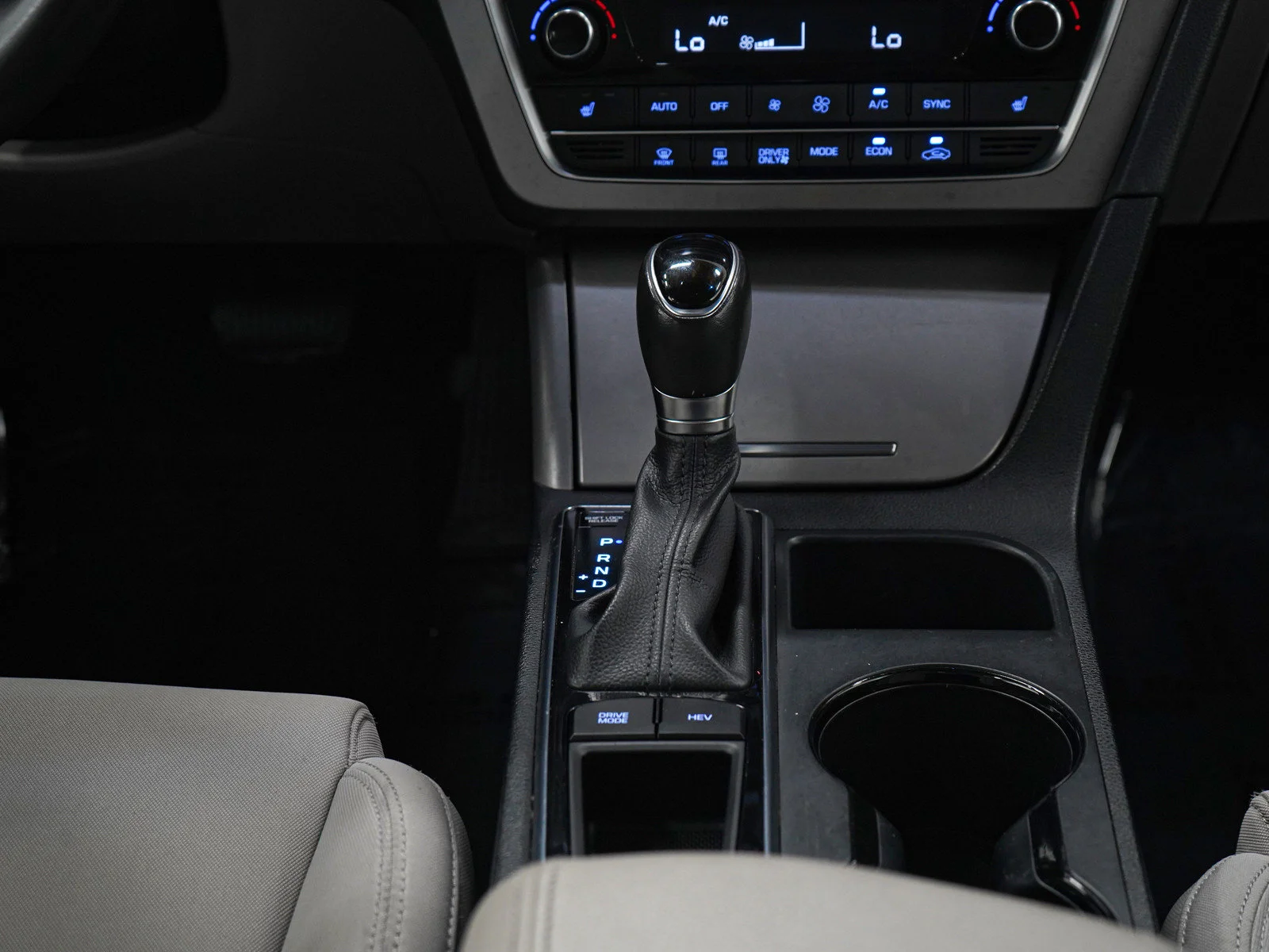 Used 2017 Hyper White Hyundai  image 17