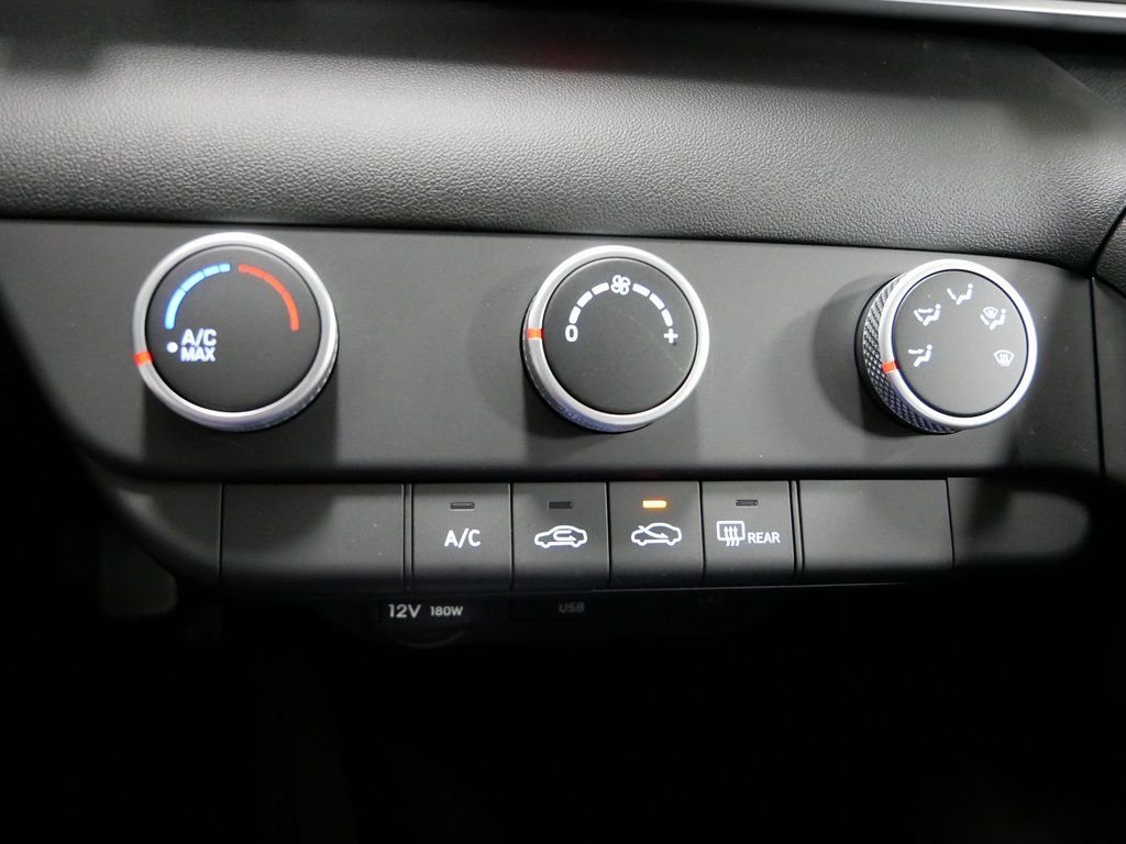 2025 Hyundai Elantra SE - Photo 18