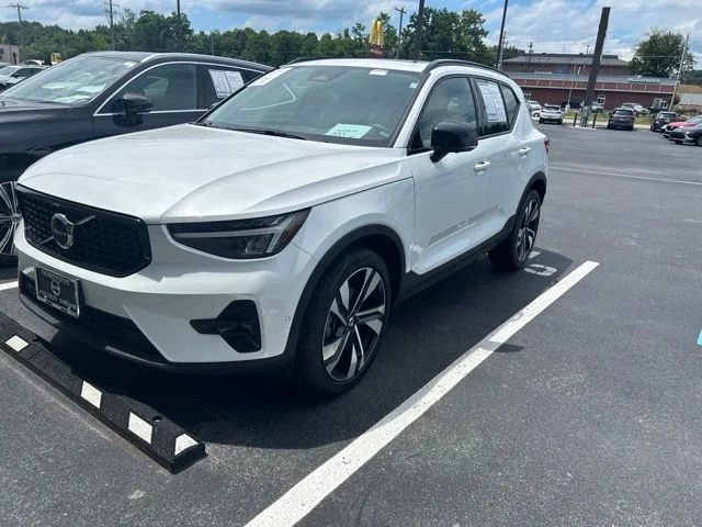 2023 Volvo XC40 B5 Plus Dark Theme