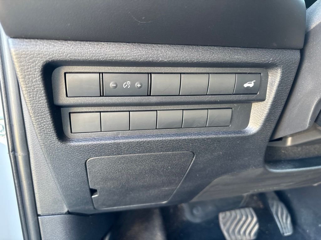 Used 2023 White Diamond Mitsubishi SE image 19