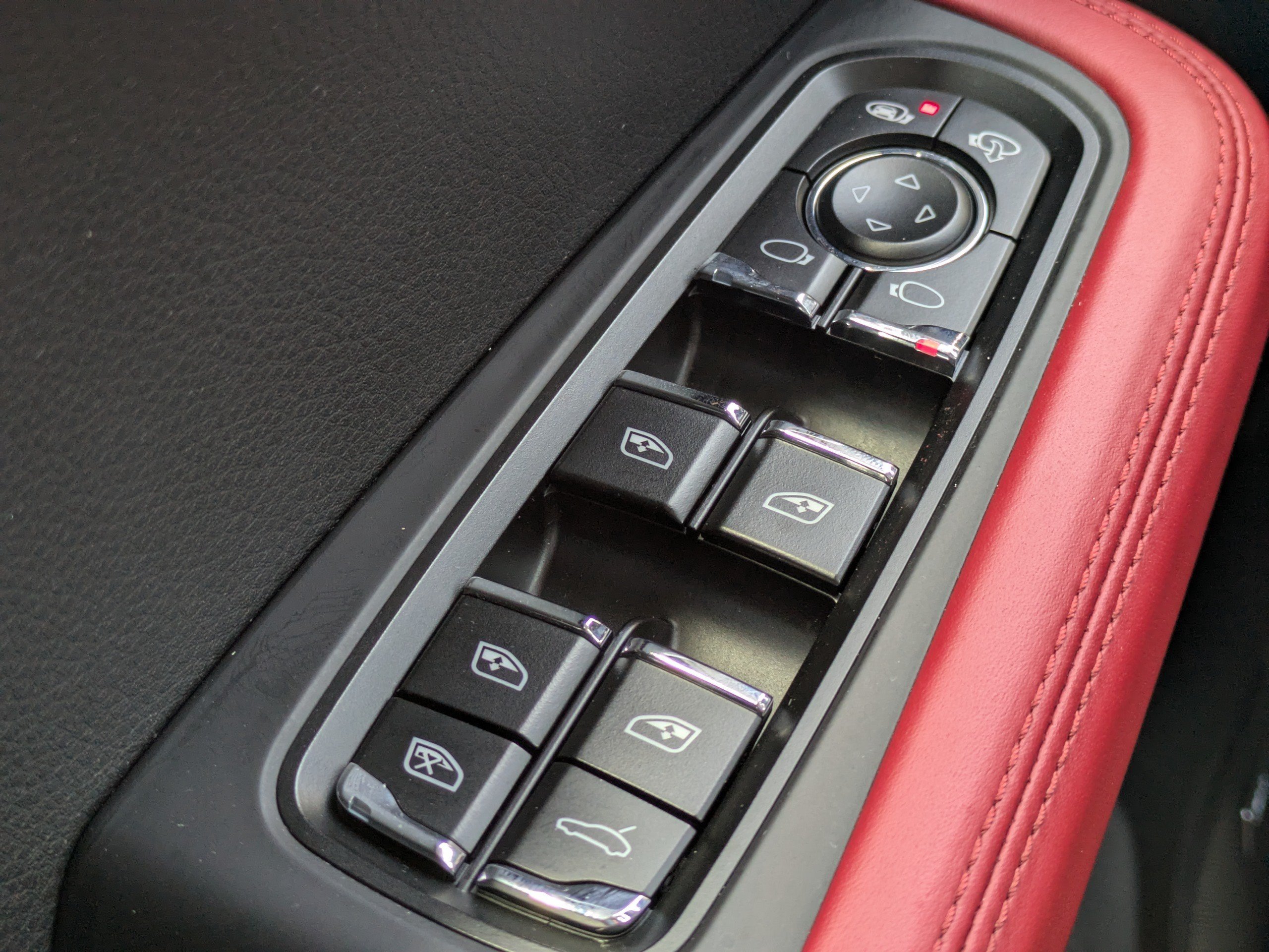 2021 Porsche Macan S - Photo 25