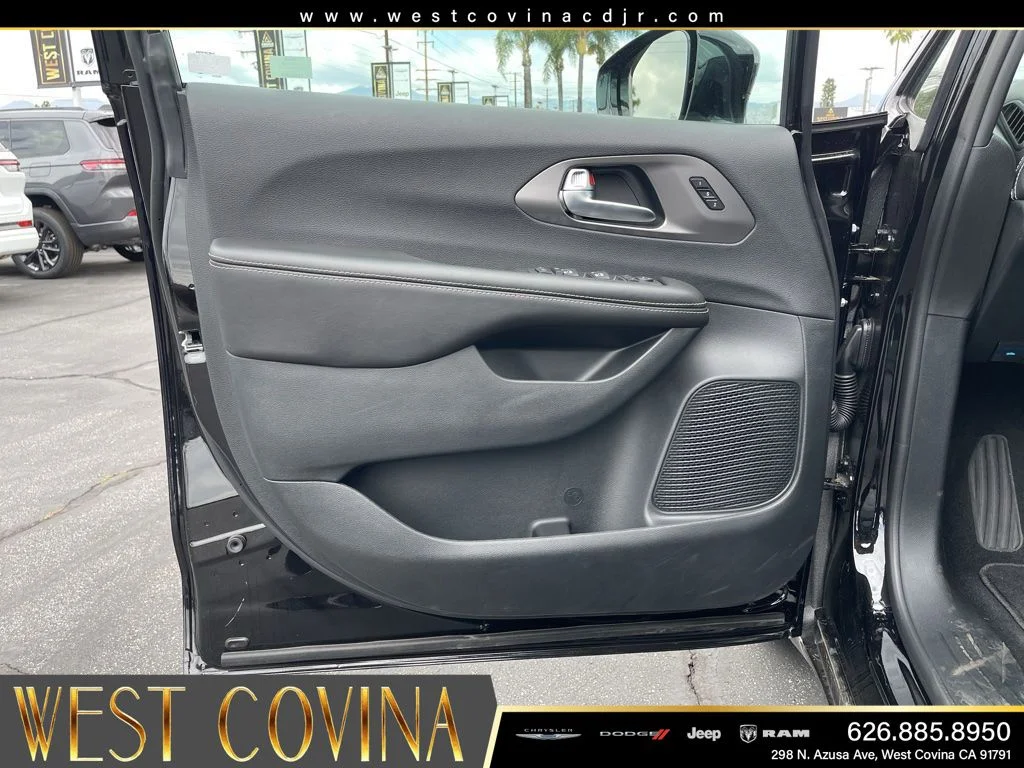 New 2026 Diamond Black Crystal Pearl-Coat Exterior Paint Chrysler Select image 12