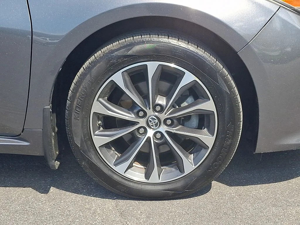 Used 2016 Gray Toyota XLE Premium image 8