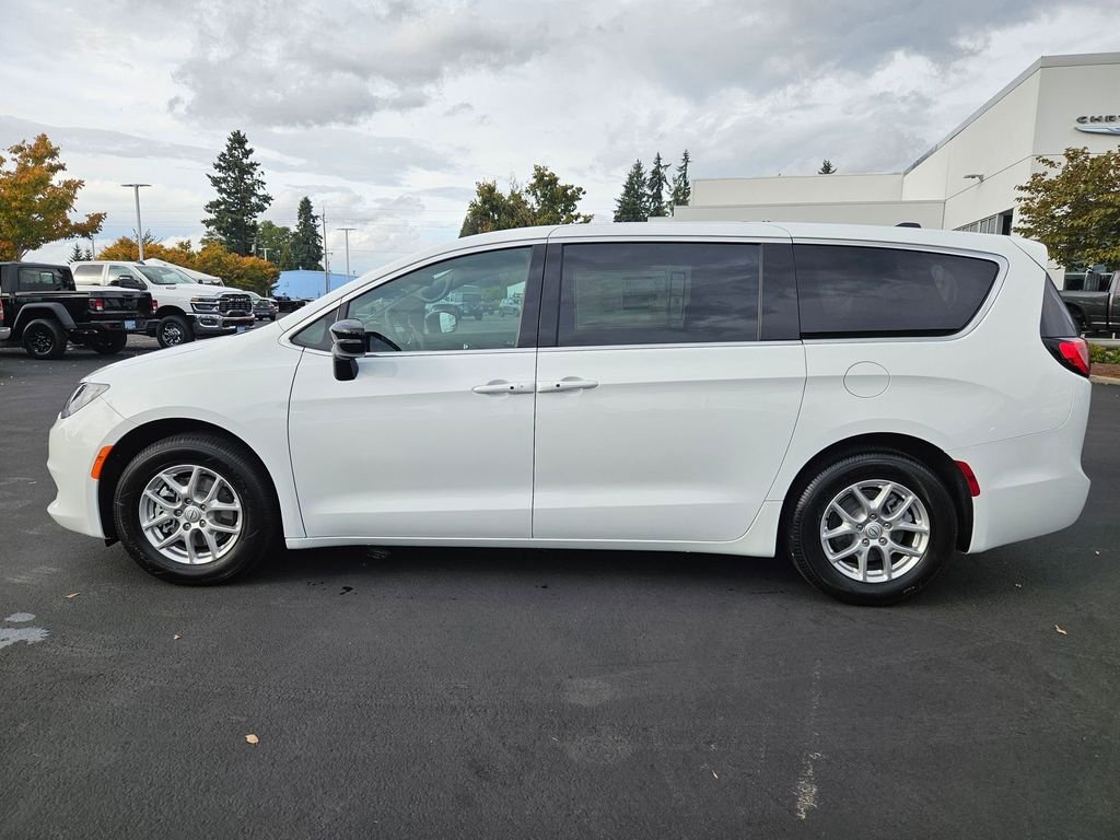 2026 Chrysler Voyager LX - Photo 3
