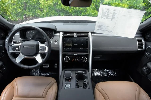 Used 2025 White Land Rover Dynamic SE image 22