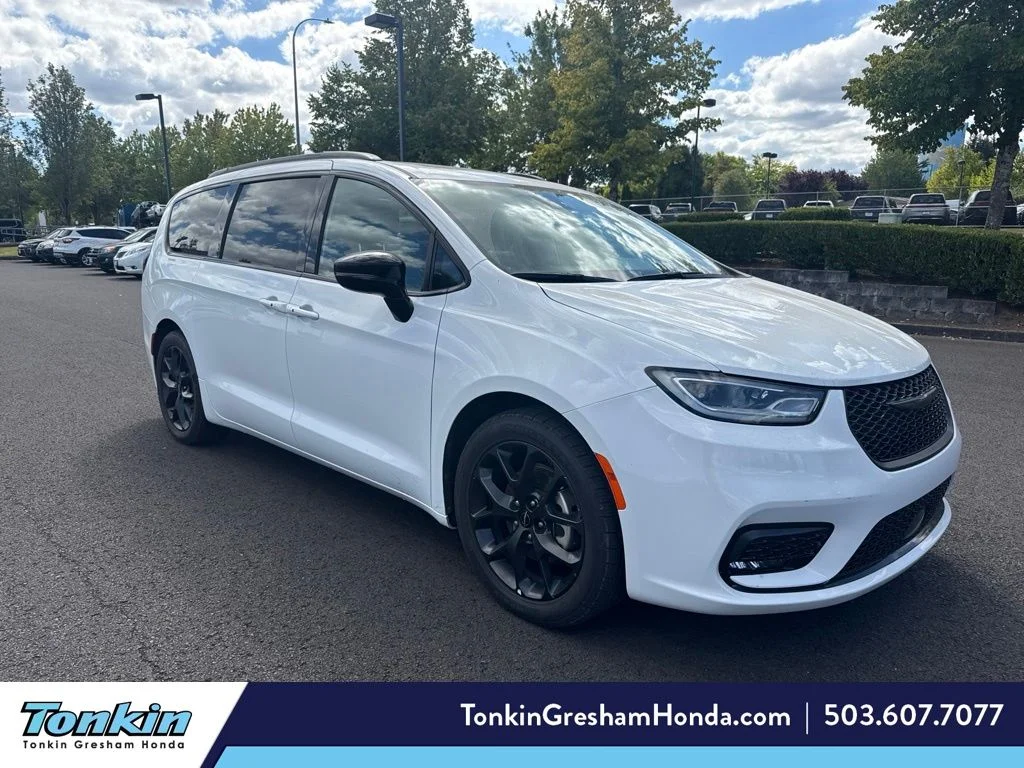 Used 2025 Bright White Clearcoat Chrysler Limited image 1