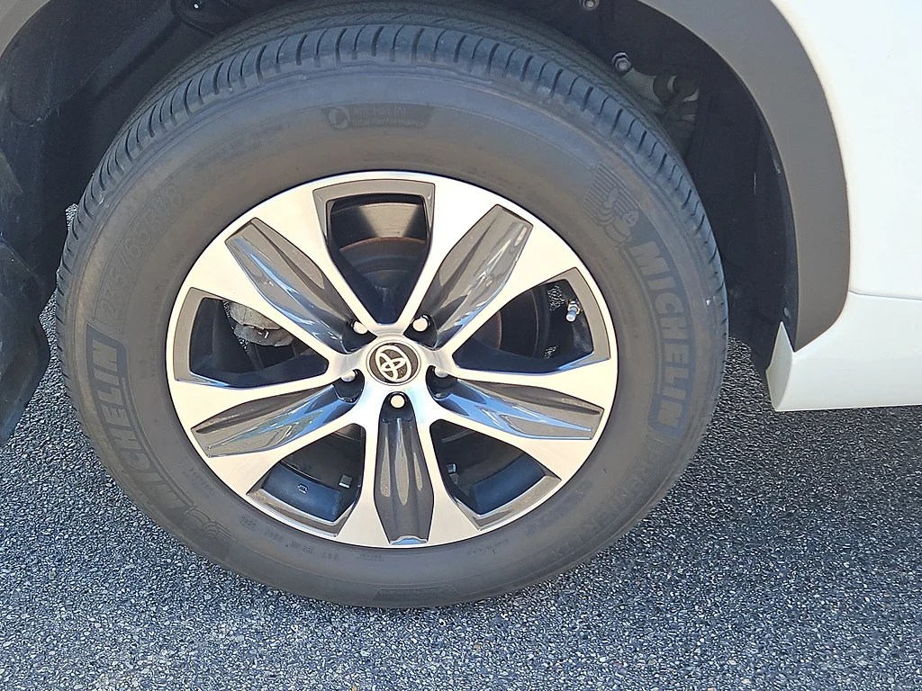 2023 Toyota Highlander XLE, photo 5 of 12