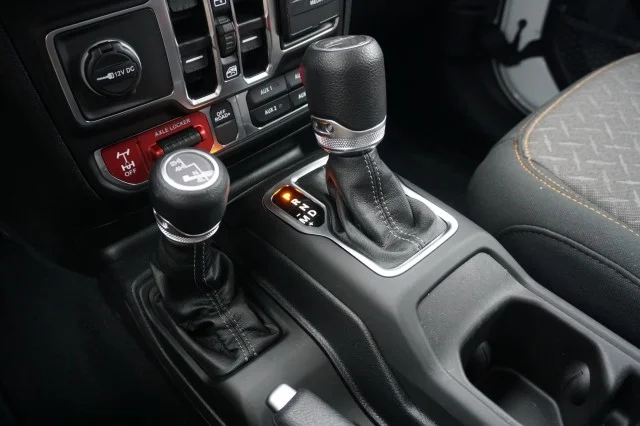 Used 2025 WHITE Jeep Mojave image 26