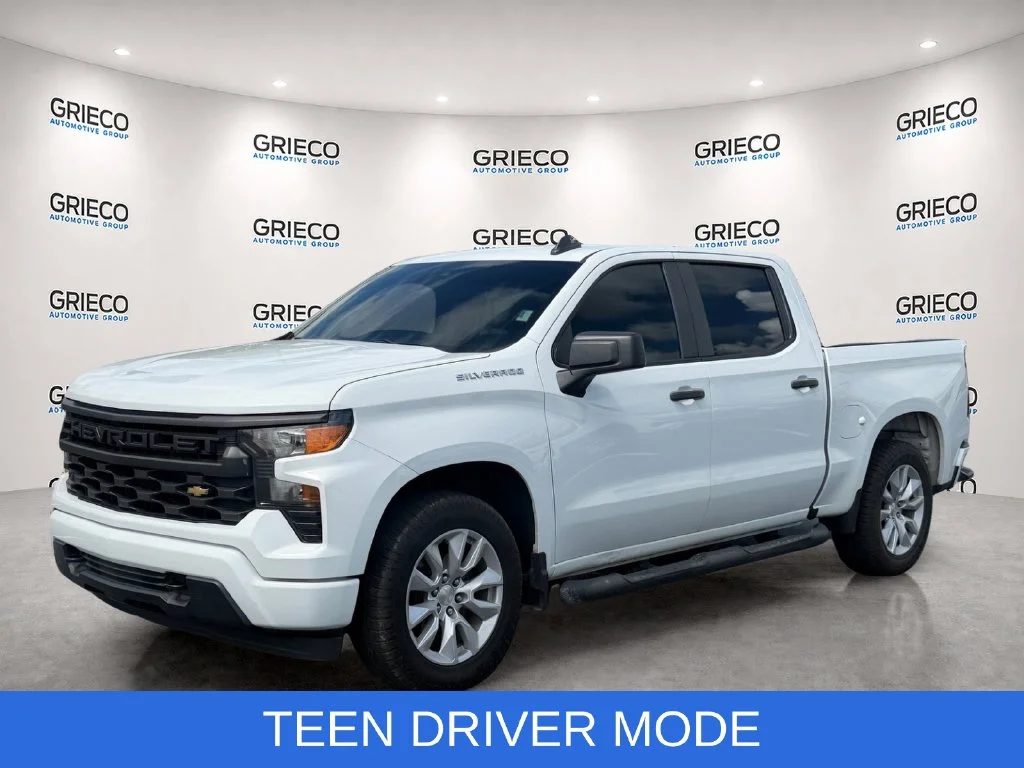 Used 2022 White Chevrolet Custom image 3
