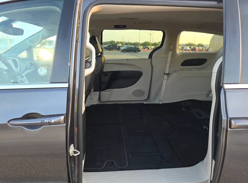 Used 2023 Gray Chrysler Touring L image 8