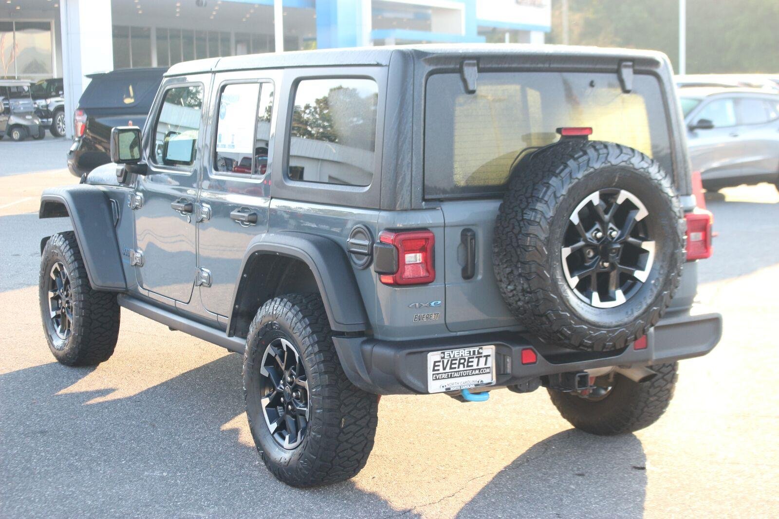 Used 2024 Grey Jeep Rubicon image 5
