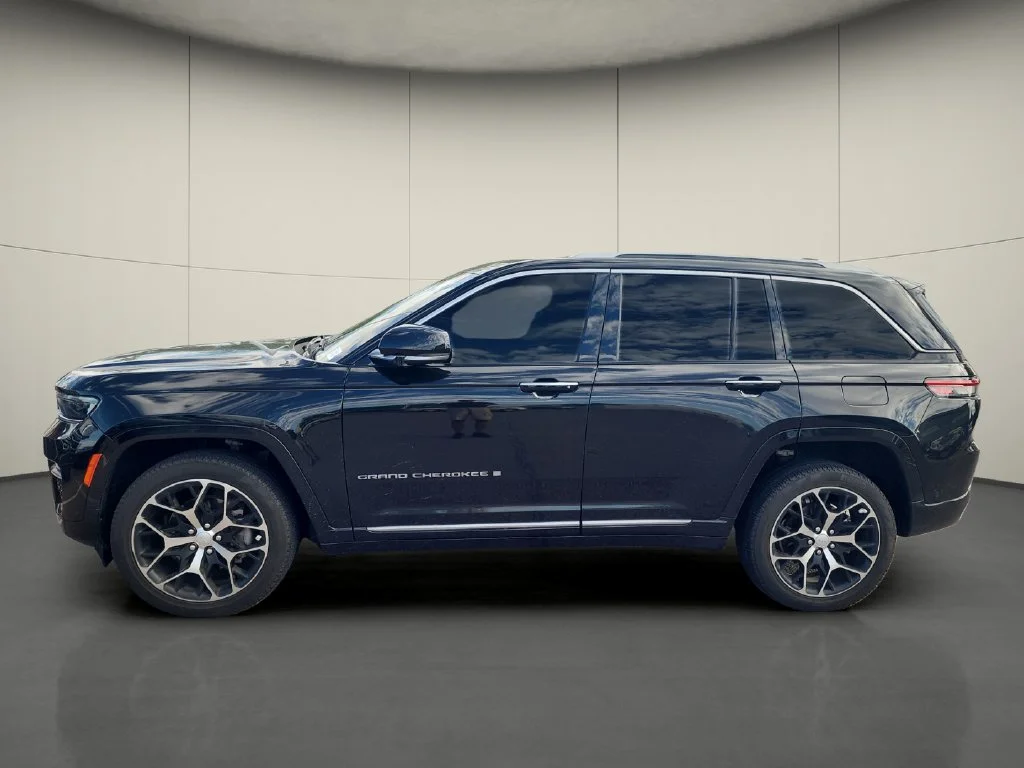 Used 2022 Black Jeep Summit Reserve image 4