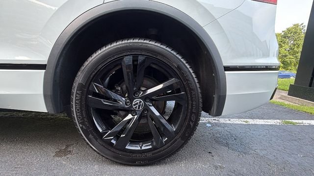 Used 2023  Volkswagen 2.0T SE R-Line Black image 9