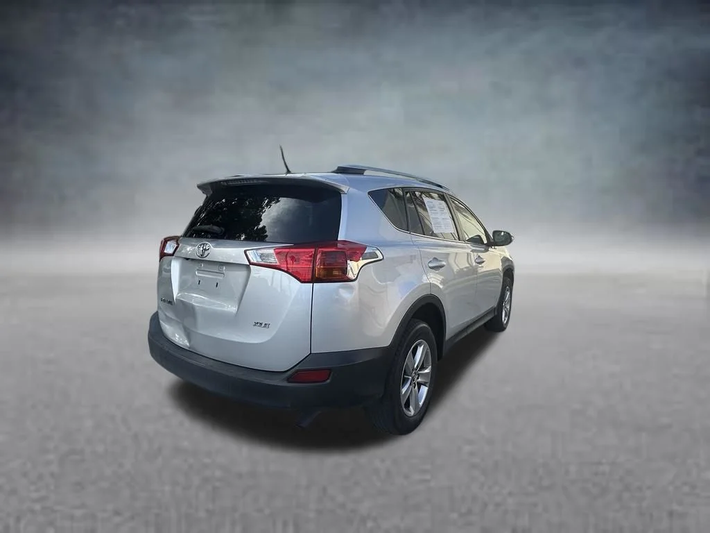 Used 2015 Silver Toyota XLE image 7