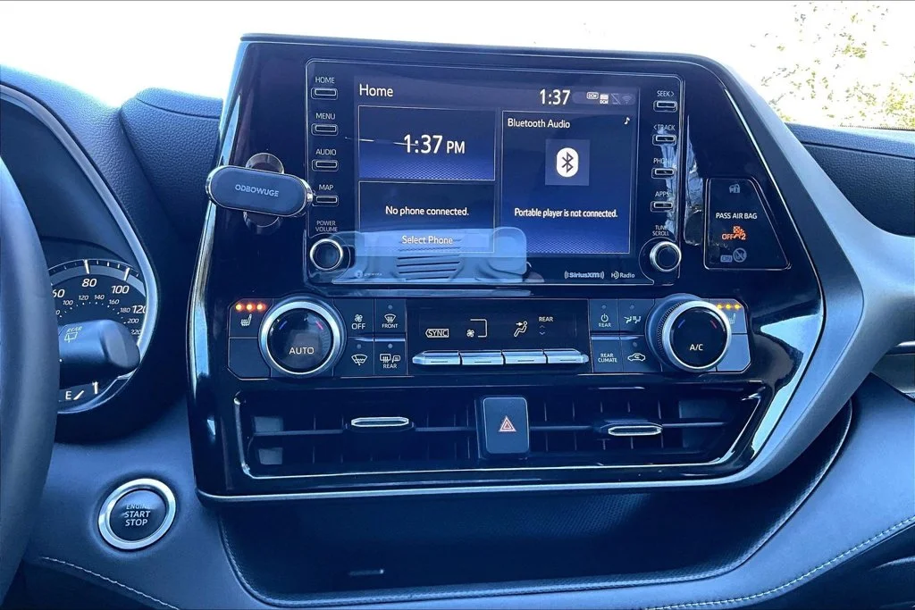 Used 2021 Silver Toyota XLE image 18