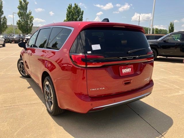 New 2027 Red Hot Pearl-Coat Exterior Paint Chrysler Limited image 7