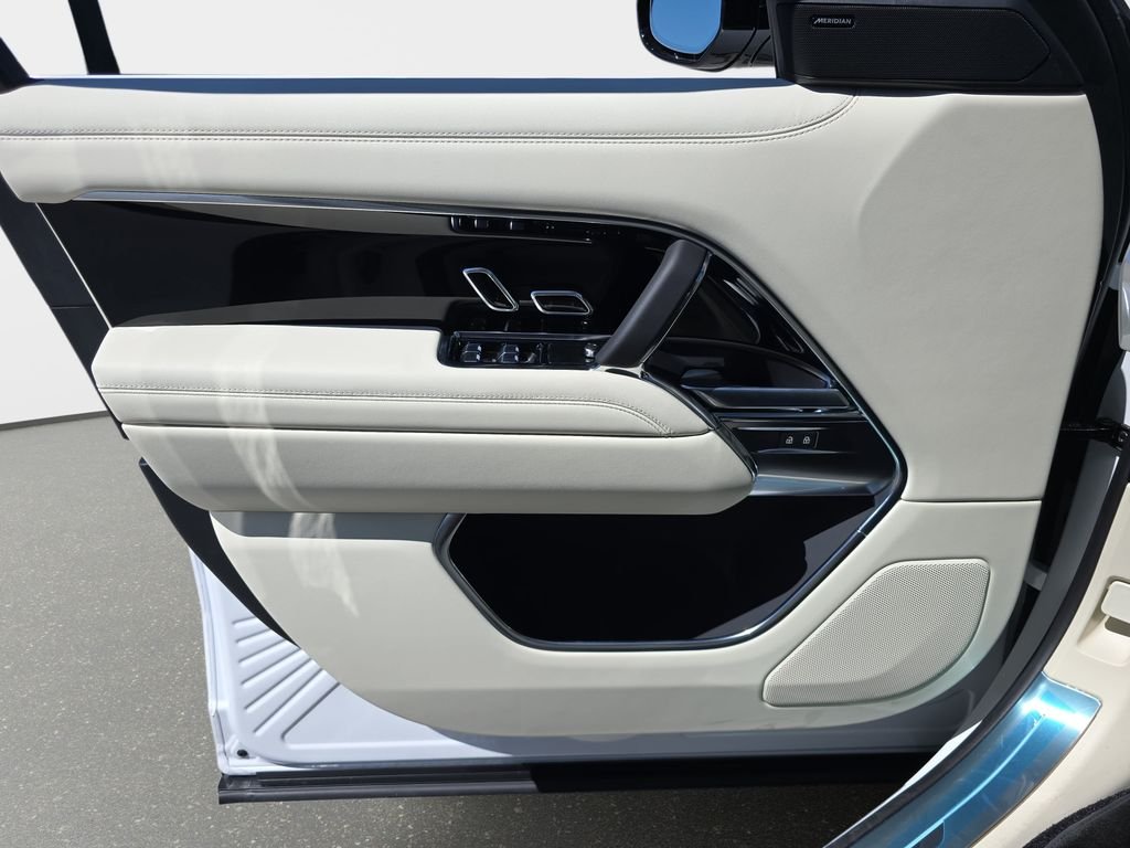 New 2026 Ostuni Pearl White Land Rover SE image 29