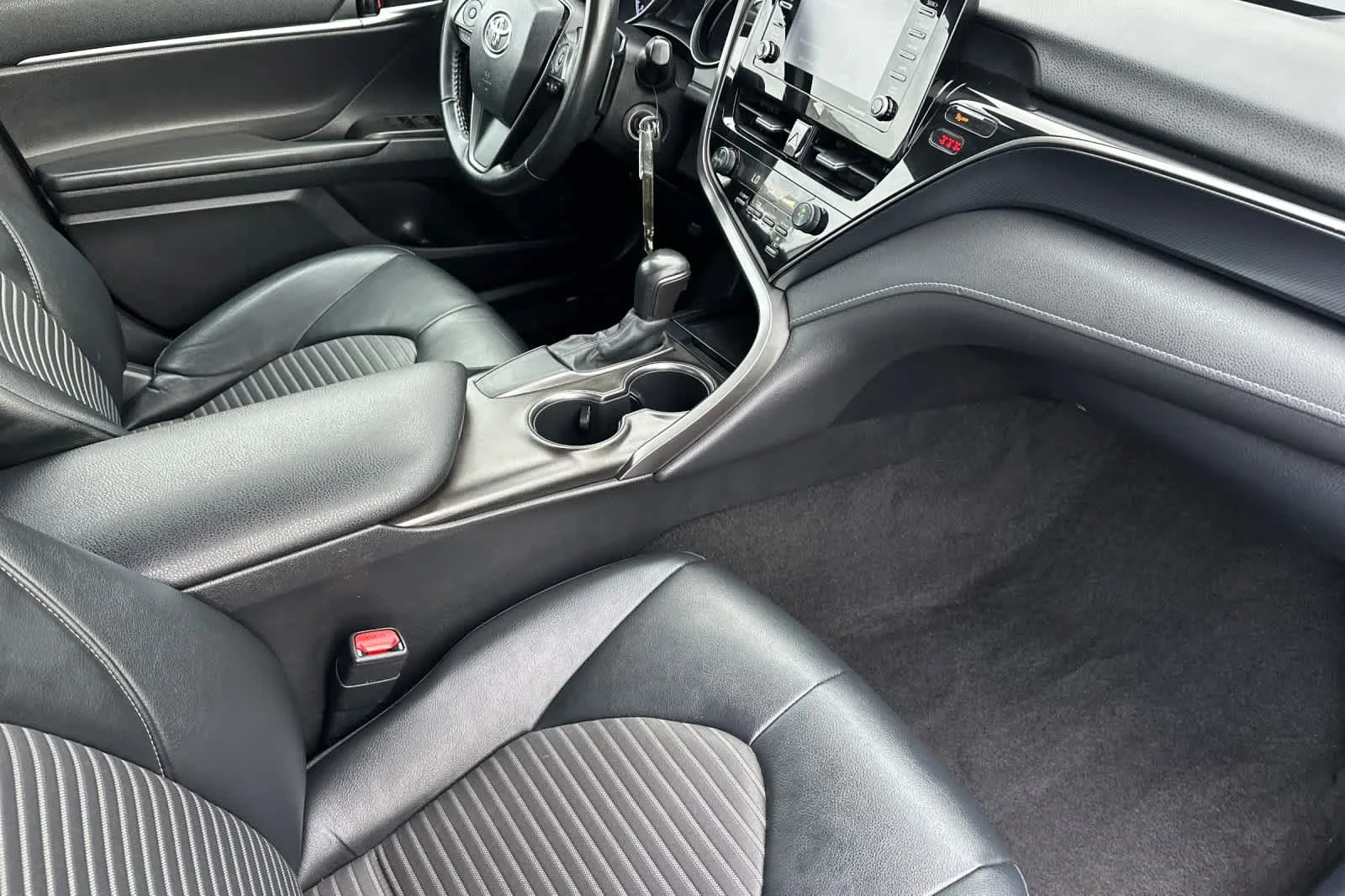 2021 Toyota Camry SE - Photo 14