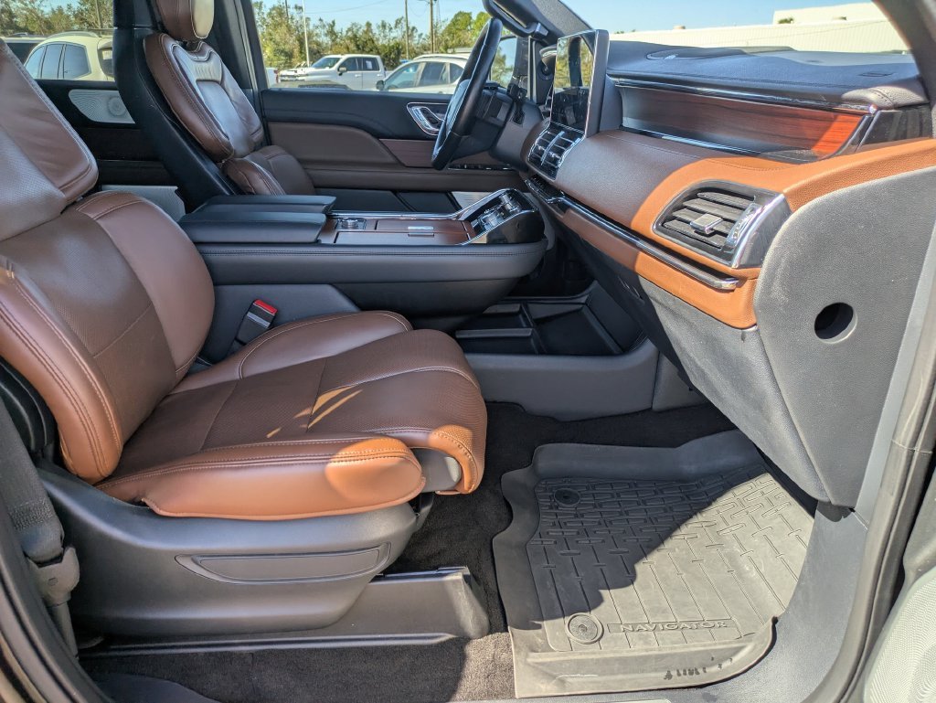 Used 2023 Black Lincoln Reserve image 22