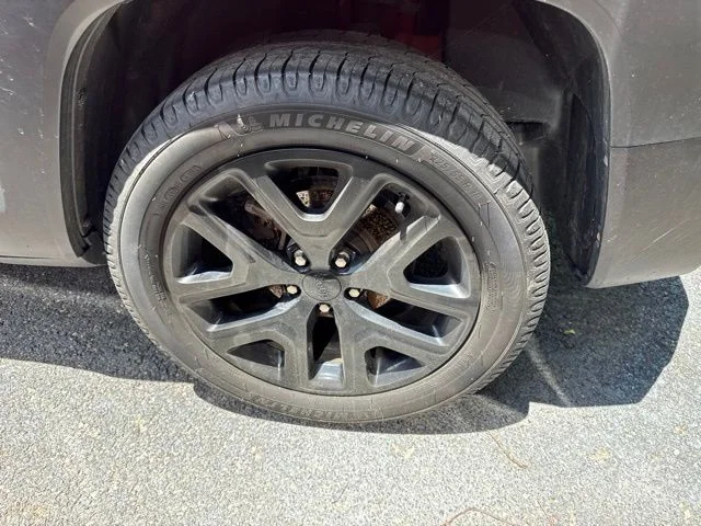 Used 2018 Red Jeep Latitude image 8