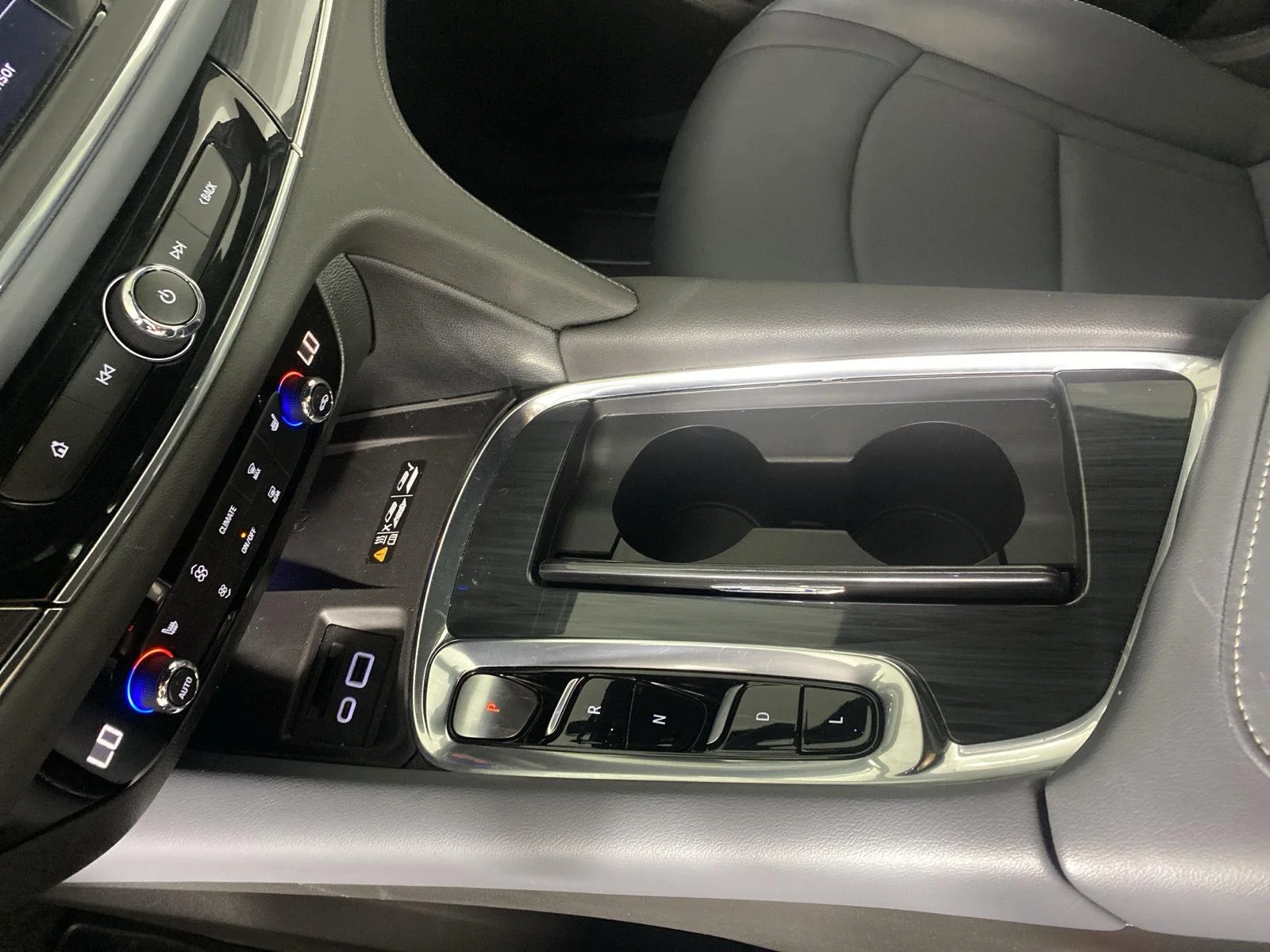 Used 2024 Ebony Twilight Metallic Buick Essence image 22