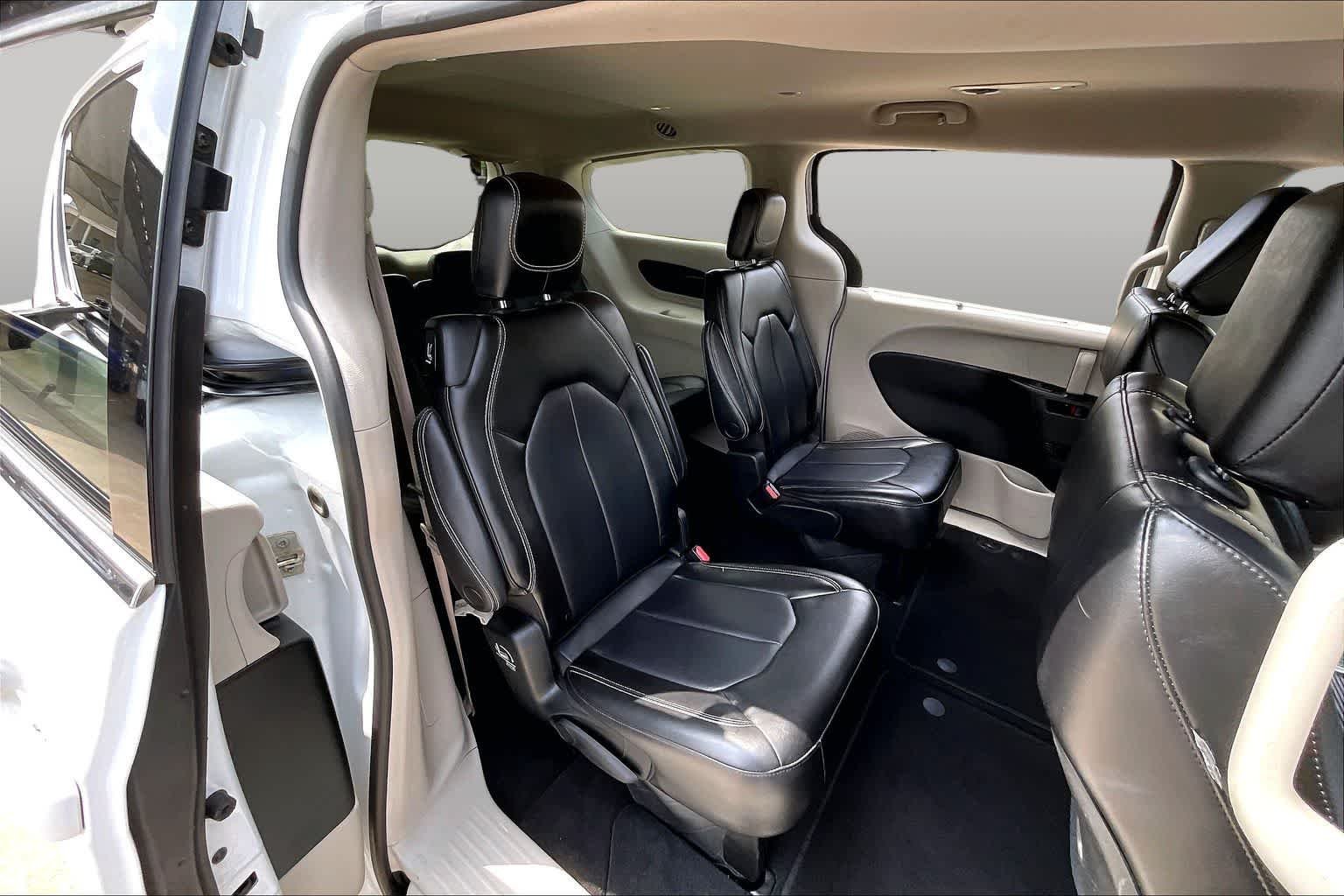 Used 2023 Bright White Clearcoat Chrysler Touring L image 33