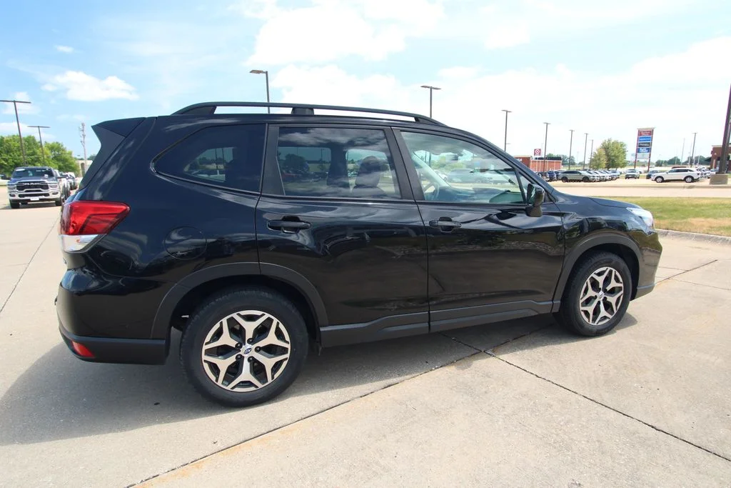 Used 2021  Subaru Premium image 5