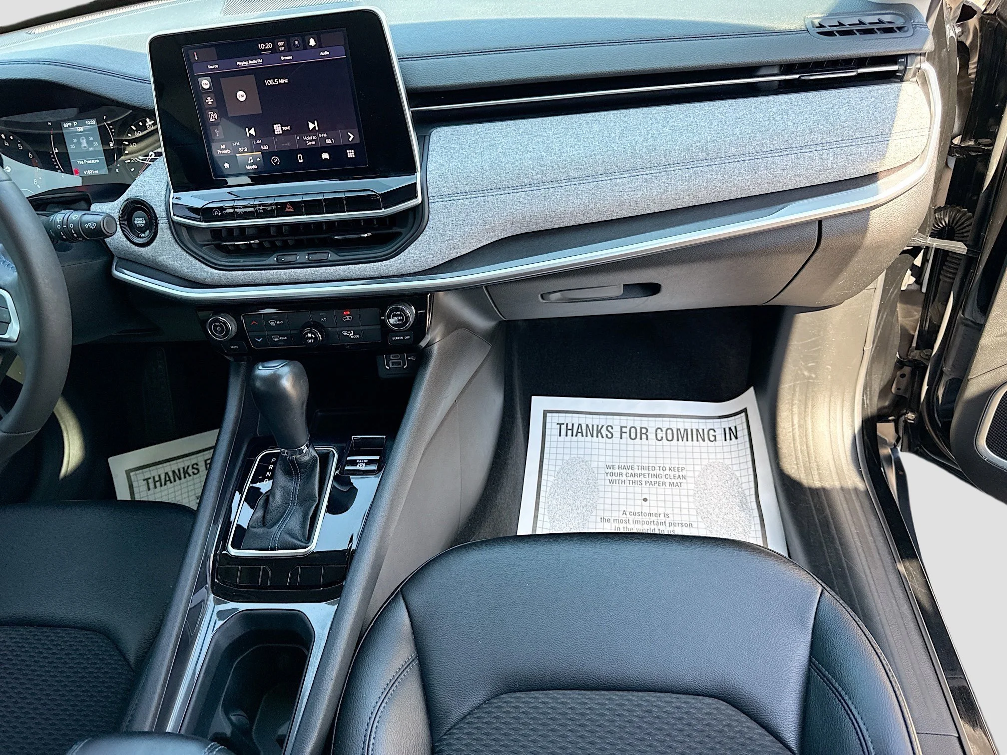 Used 2022 Diamond Black Crystal Pearlcoat Jeep Latitude image 17