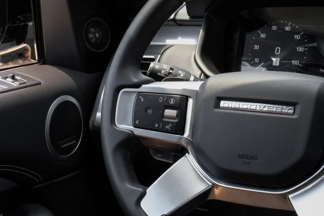 Used 2025 White Land Rover Dynamic SE image 26